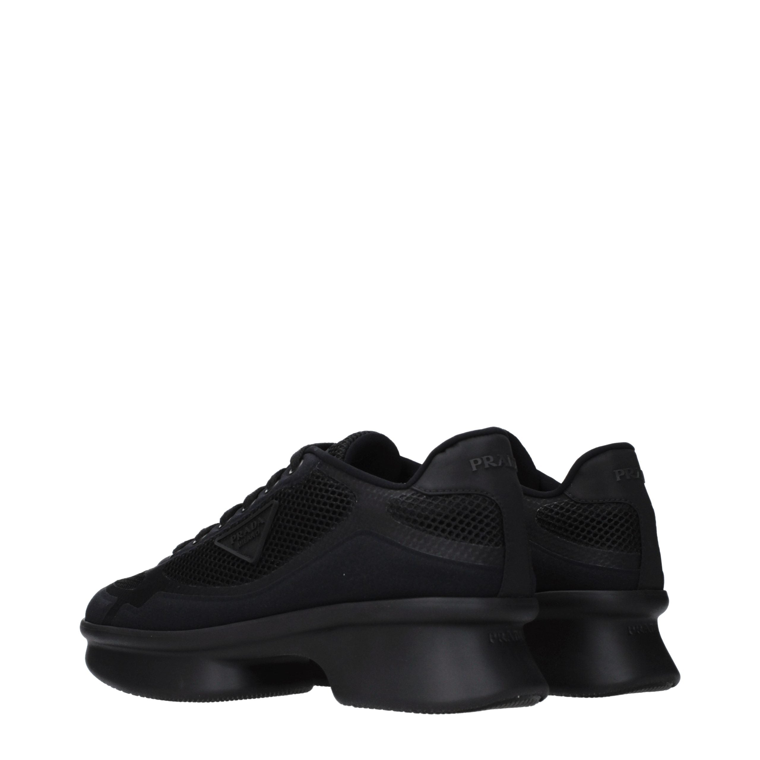 Chaussures basses en tissu noir Prada, sneakers décontractés pour homme avec semelle blanche et design épuré.