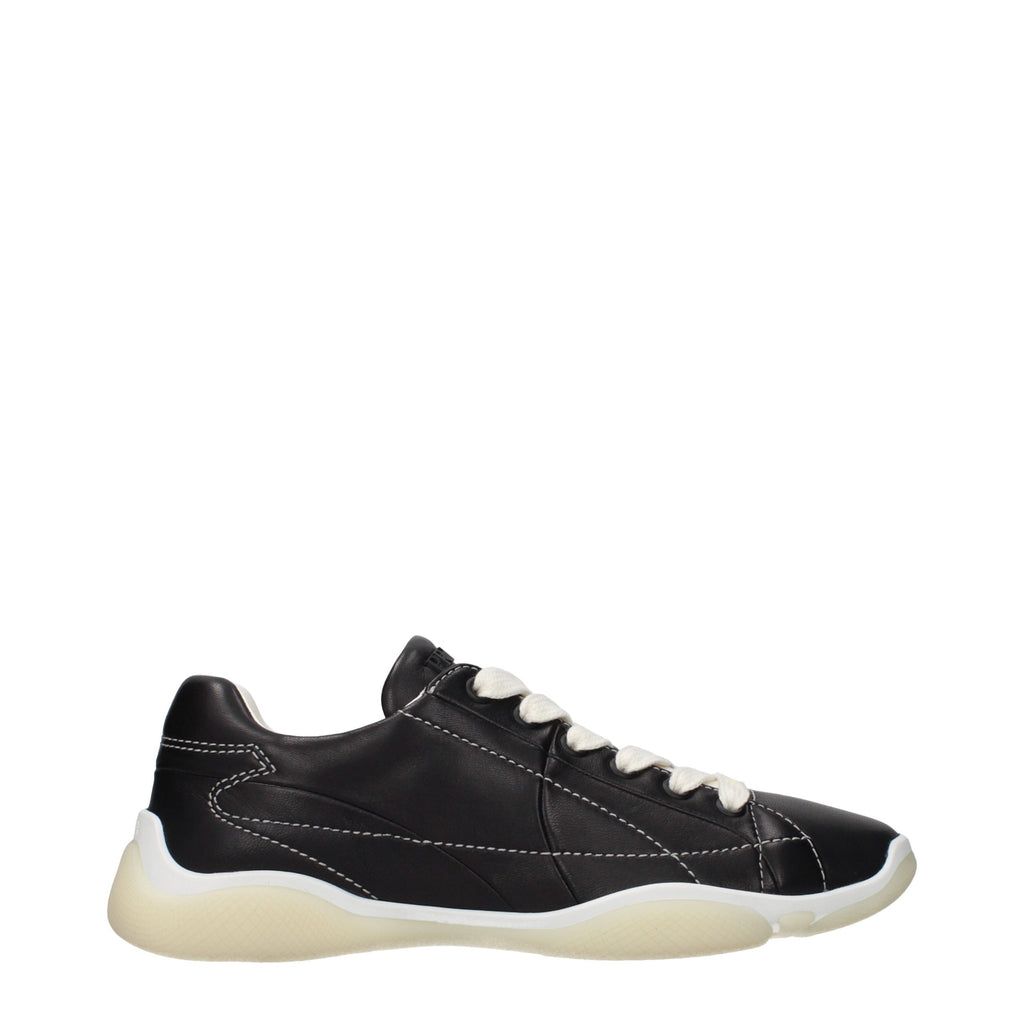 Sneakers noires en cuir Prada, chaussures de sport élégantes avec détails en cuir lisse et semelle blanche.
