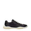 Sneakers noires en cuir Prada, chaussures de sport élégantes avec détails en cuir lisse et semelle blanche.