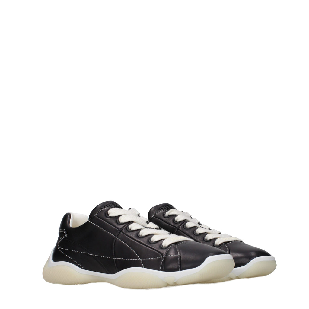 Chaussures de sport en cuir noir Prada, baskets élégantes pour hommes, avec détails en cuir et semelle blanche.