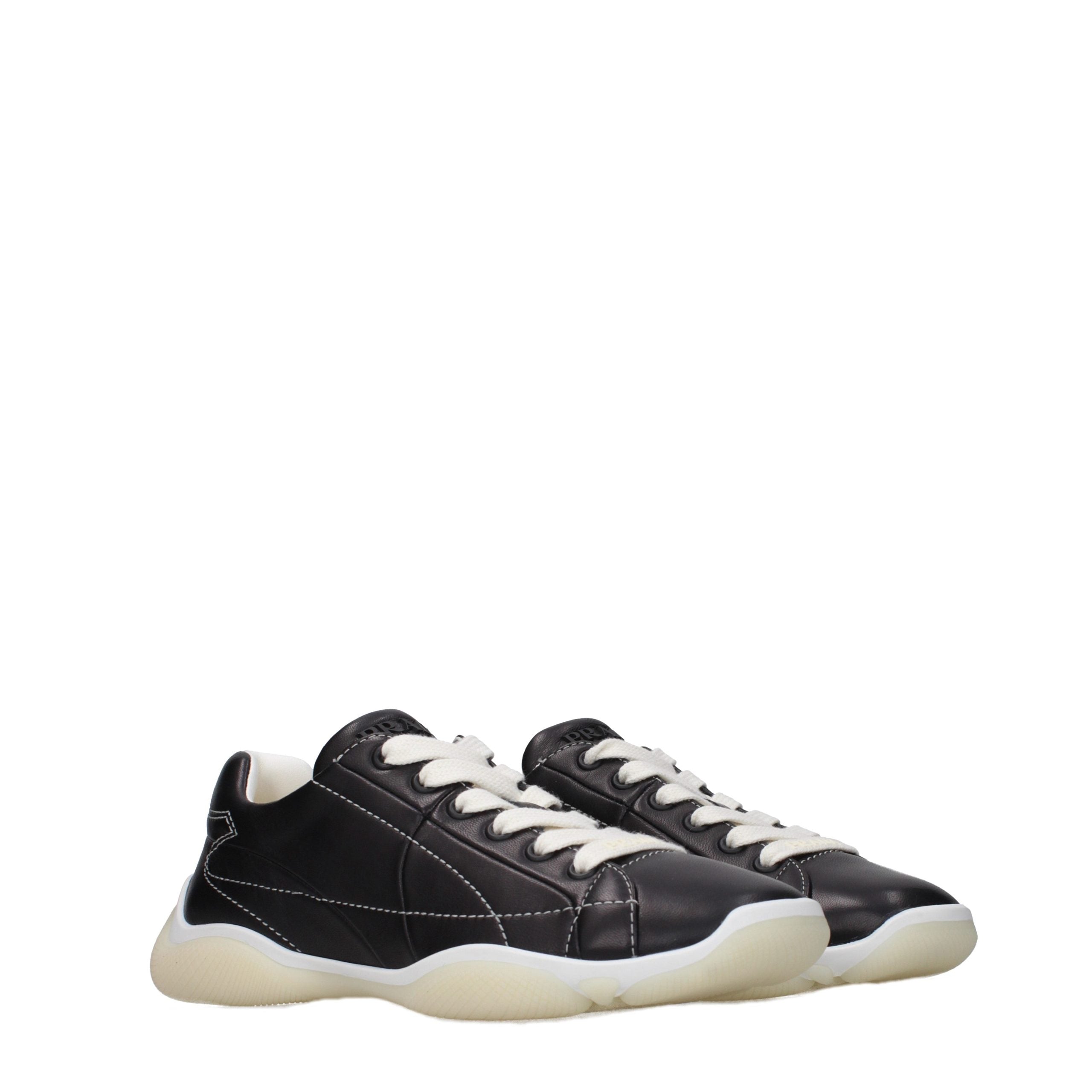 Chaussures de sport en cuir noir Prada, baskets élégantes pour hommes, avec détails en cuir et semelle blanche.