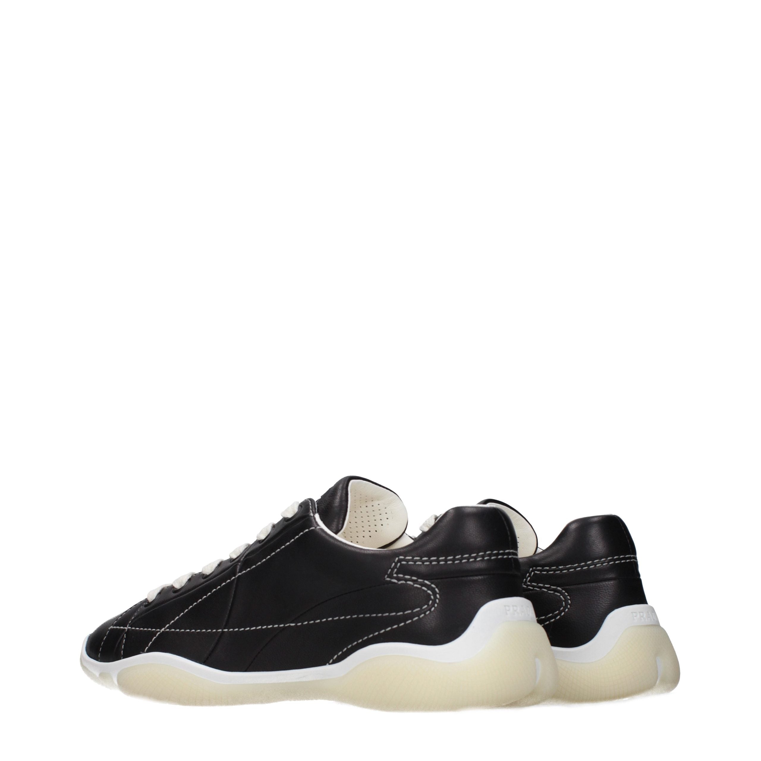 Chaussures de sport Prada en cuir noir, baskets élégantes et modernes pour hommes, vues de face sur fond neutre.