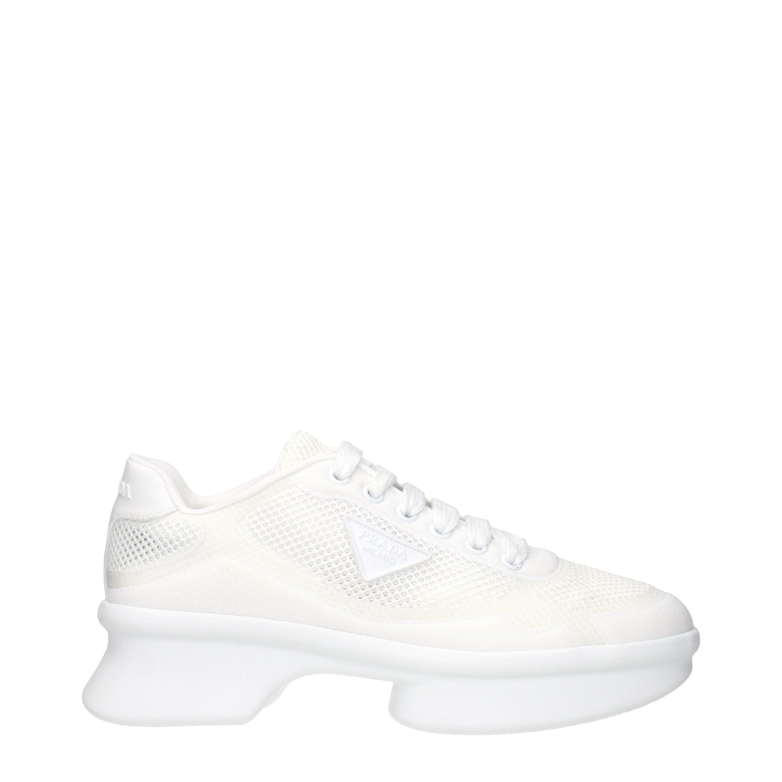 Sneakers basses en tissu blanc Prada, chaussures de sport décontractées pour homme ou femme, vue de face.