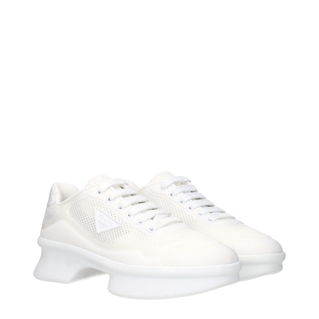 Chaussures basses en tissu blanc Prada, sneakers décontractés pour homme, vue de face avec logo Prada visible.