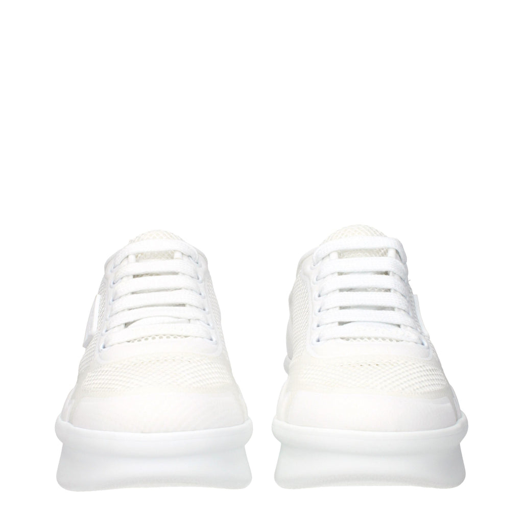 Chaussures basses en tissu blanc Prada pour femmes, sneakers décontractés et élégants, visibles en gros plan.