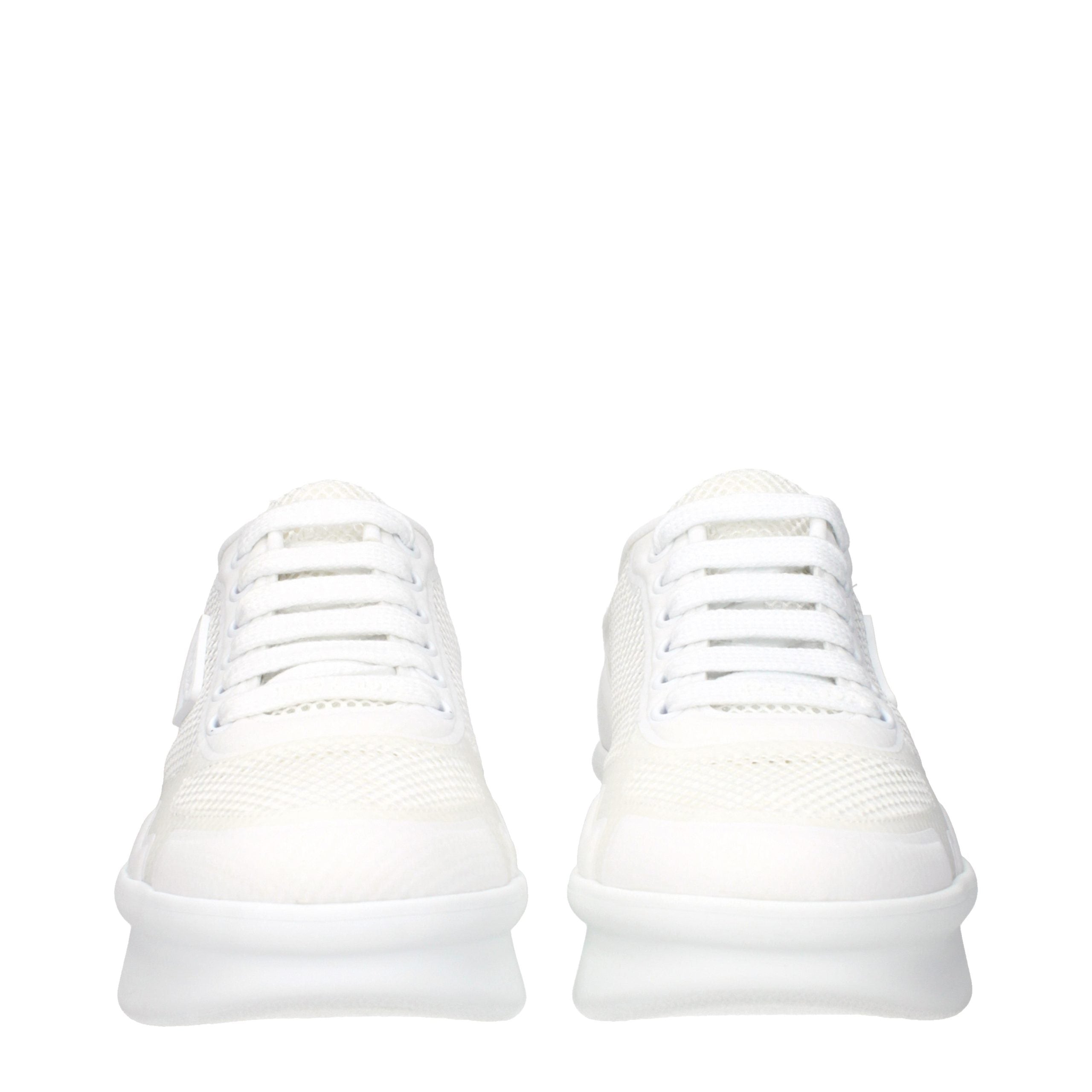 Chaussures basses en tissu blanc Prada pour femmes, sneakers décontractés et élégants, visibles en gros plan.