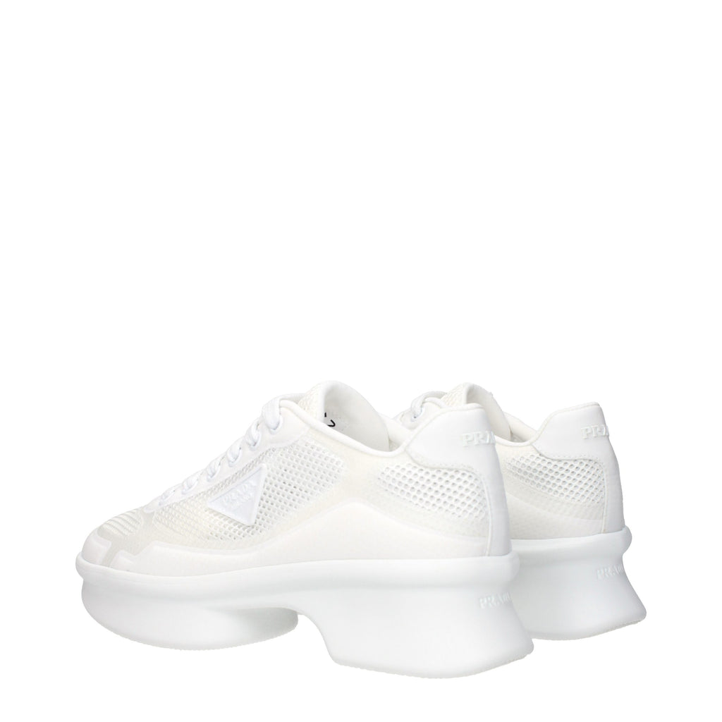 Chaussures basses en tissu blanc de Prada, sneakers décontractés avec design épuré et logo Prada visible sur le côté.