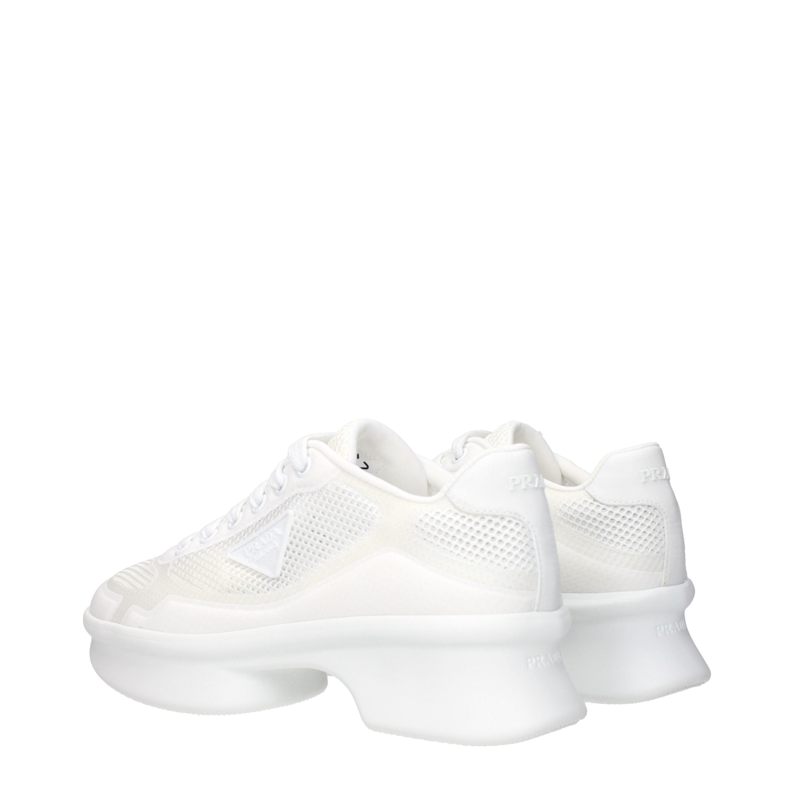 Chaussures basses en tissu blanc de Prada, sneakers décontractés avec design épuré et logo Prada visible sur le côté.
