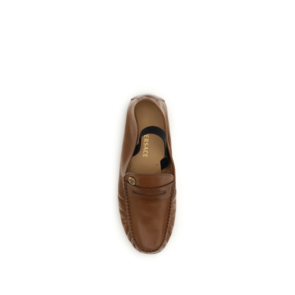 Mocassins slip-on en cuir de mouton brun de Versace, design élégant et sophistiqué pour homme.