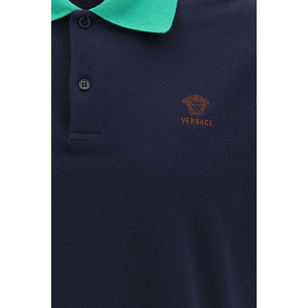 Chemise polo en coton bleu Versace avec logo, vue de face, détail de la texture et du col.