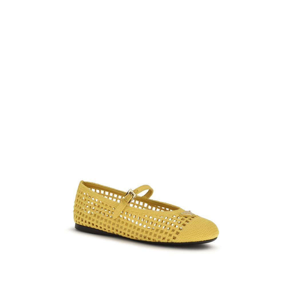 Chaussures ballerines en coton bicolore Prada, élégantes et confortables, avec motif sophistiqué et finition soignée.