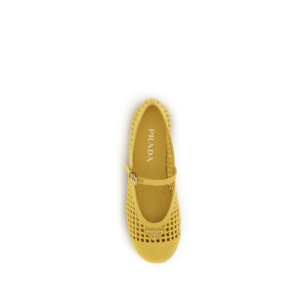 Chaussures ballerines en coton bicolores Prada, élégantes et confortables, avec design sophistiqué et finition soignée.