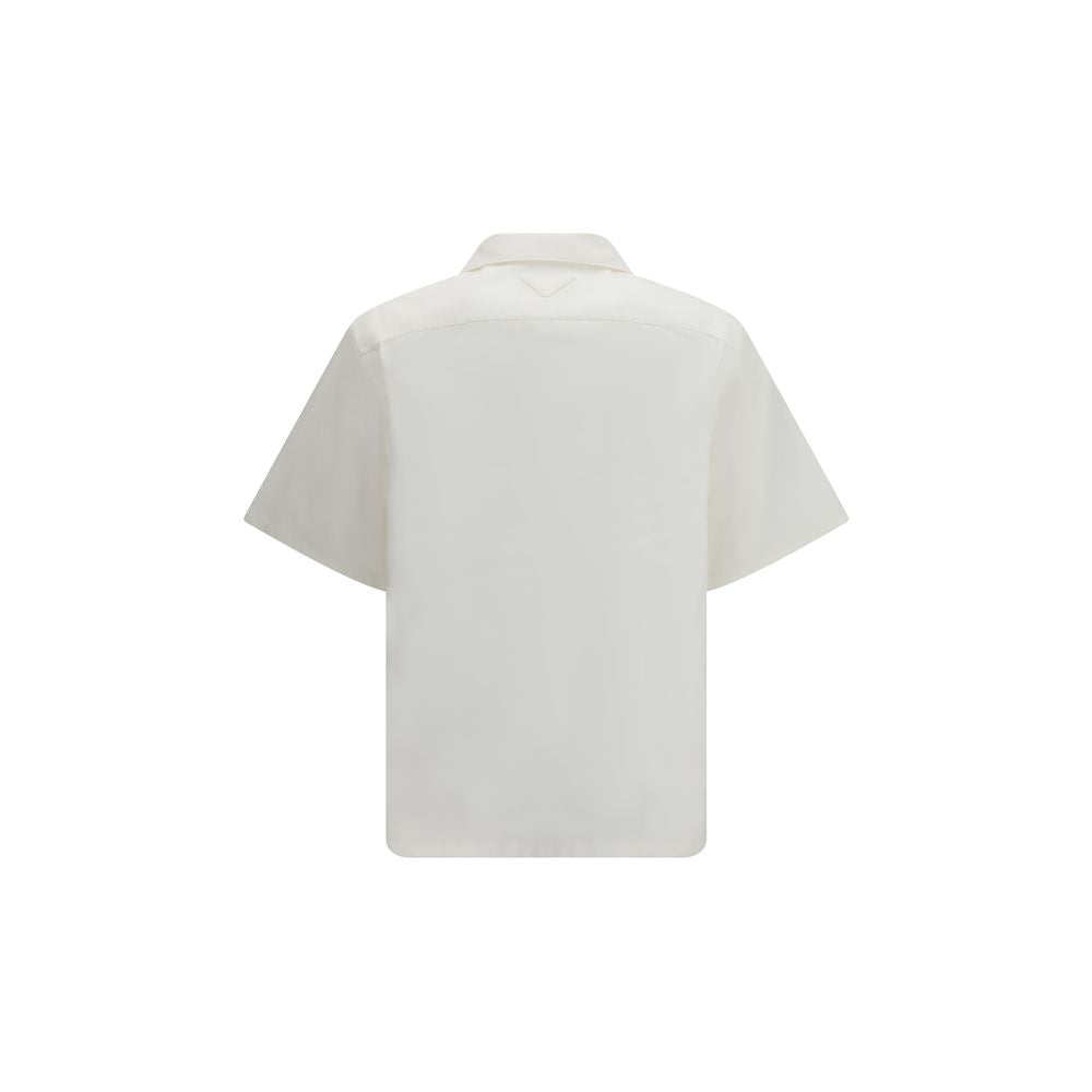 Chemise blanche en coton Prada, vue de face, détails du col et des boutons, tissu doux et élégant.