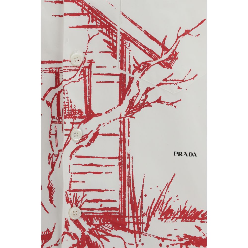 Chemise blanche en coton de Prada, vue détaillée du tissu et du col sur fond neutre.