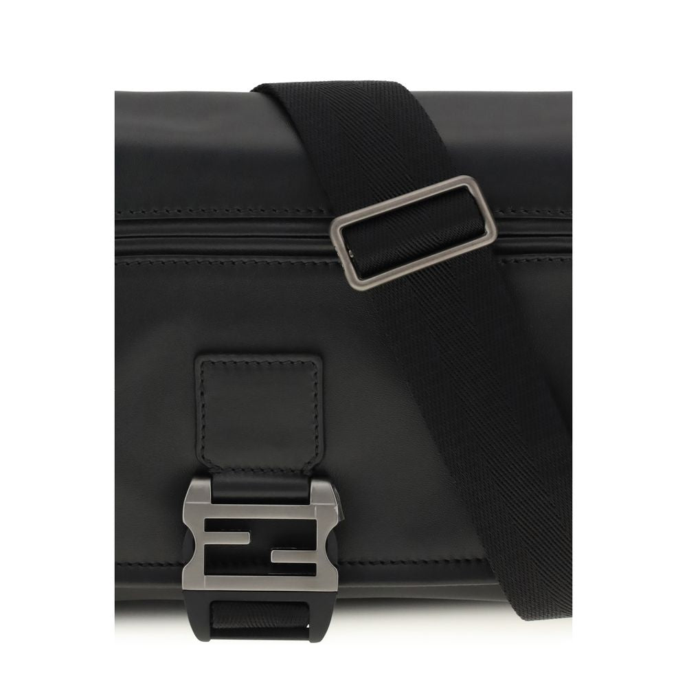 Sac à épaules Fendi Bos Taurus en cuir de veau noir, élégant et sophistiqué, avec détails de haute qualité.