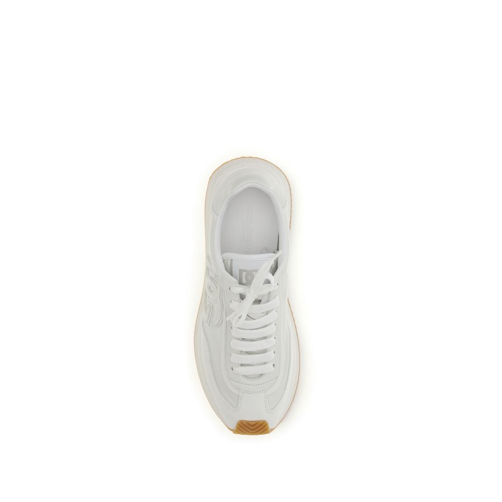 Sneakers athlétiques blanches Dolce & Gabbana Bos Taurus en cuir de veau, style sportif et moderne.