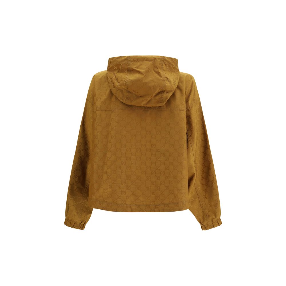 Veste en nylon beige de Gucci, coupe classique avec logo Gucci visible sur le devant, aspect élégant et décontracté.