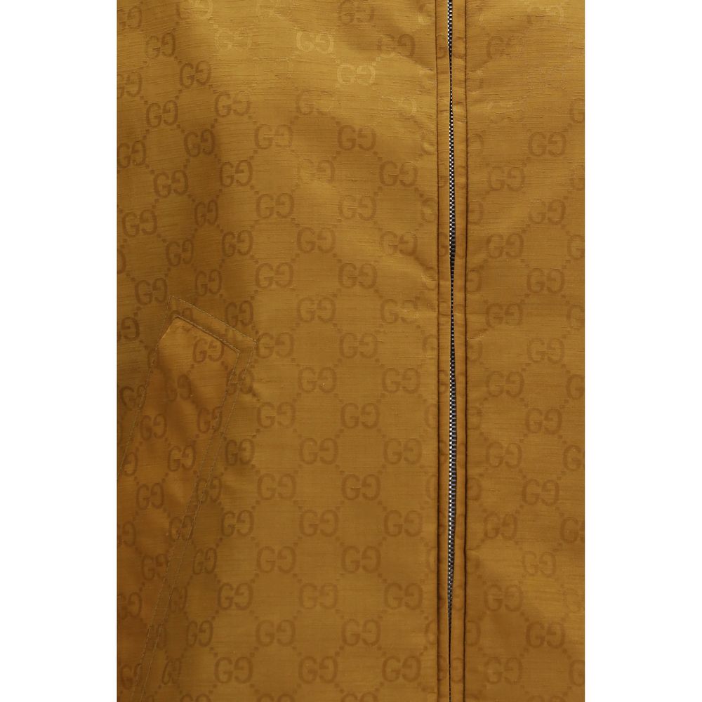 Veste en nylon beige Gucci pour femme, avec coupe décontractée et détails sophistiqués, visible sur l'image.