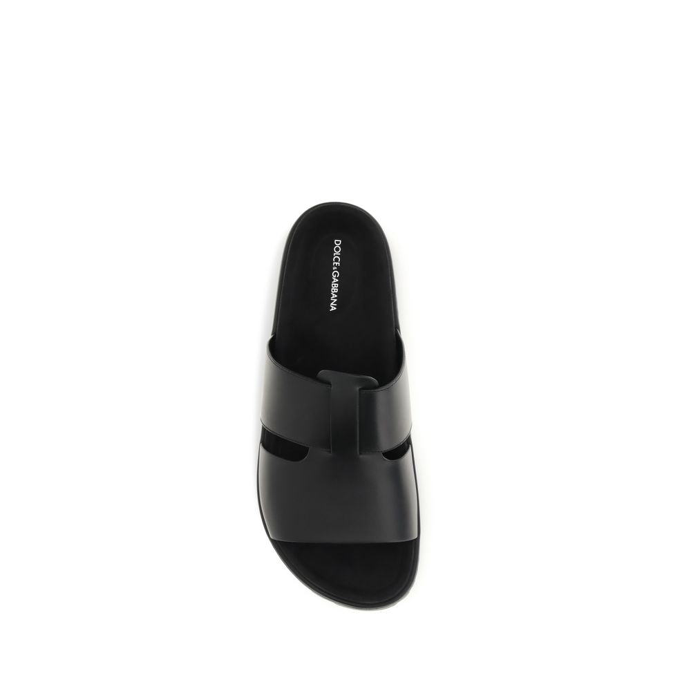 Sandales Bos Taurus en cuir de veau noir de Dolce & Gabbana, style élégant et sophistiqué pour femmes.
