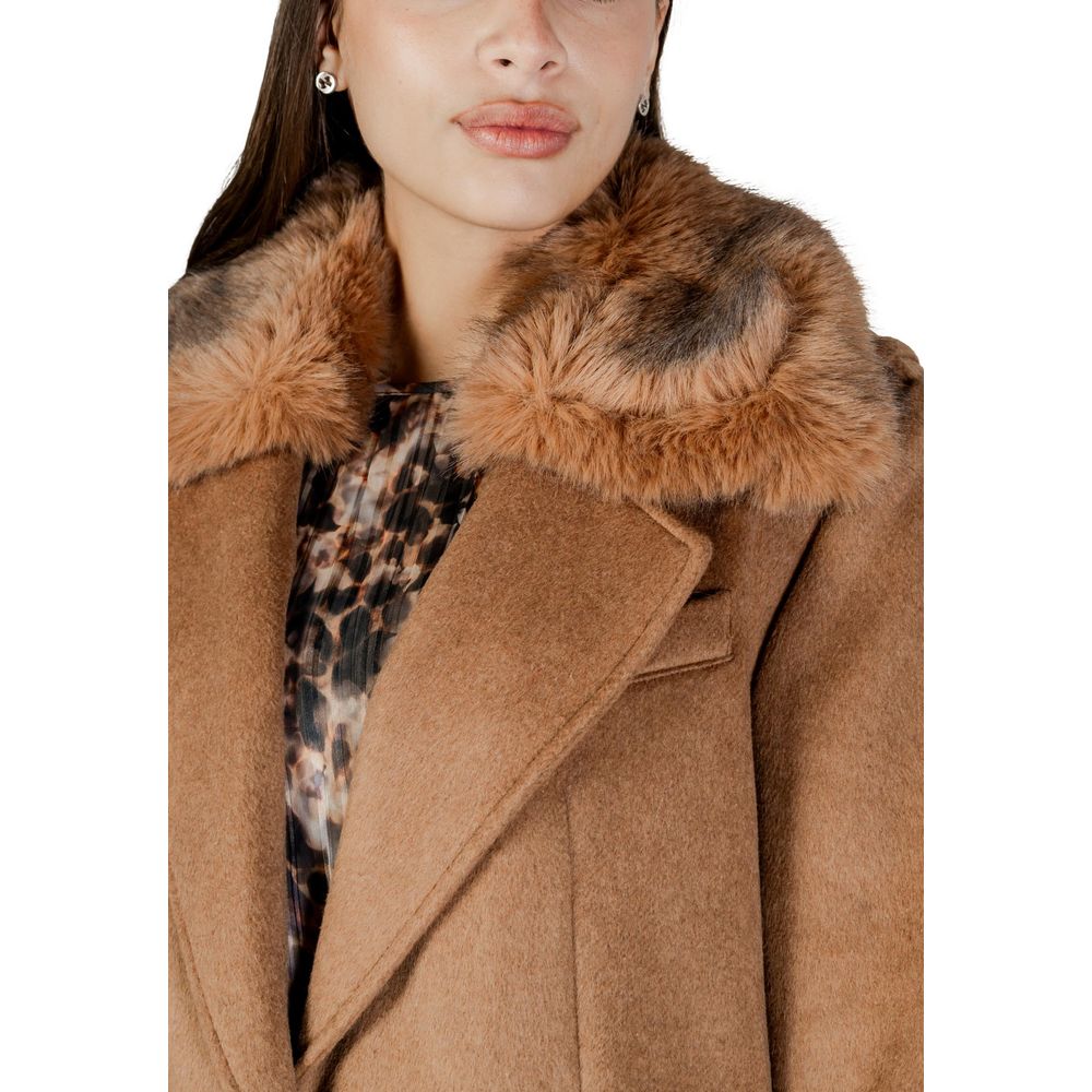 Veste en polyester beige de Guess, fausse, avec coupe élégante et détails modernes, visible sur l'image.