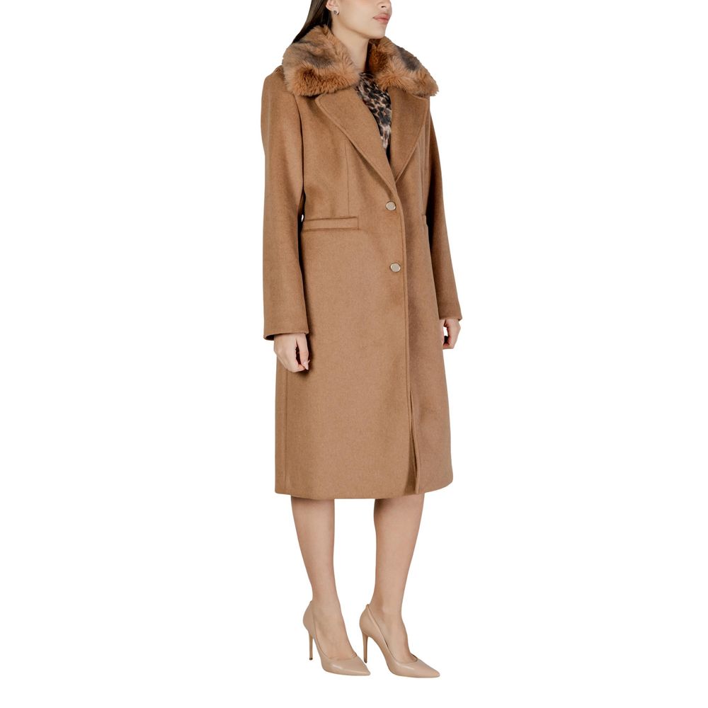 Veste Guess en polyester beige avec fausse fourrure, style décontracté et confortable, vue de face.