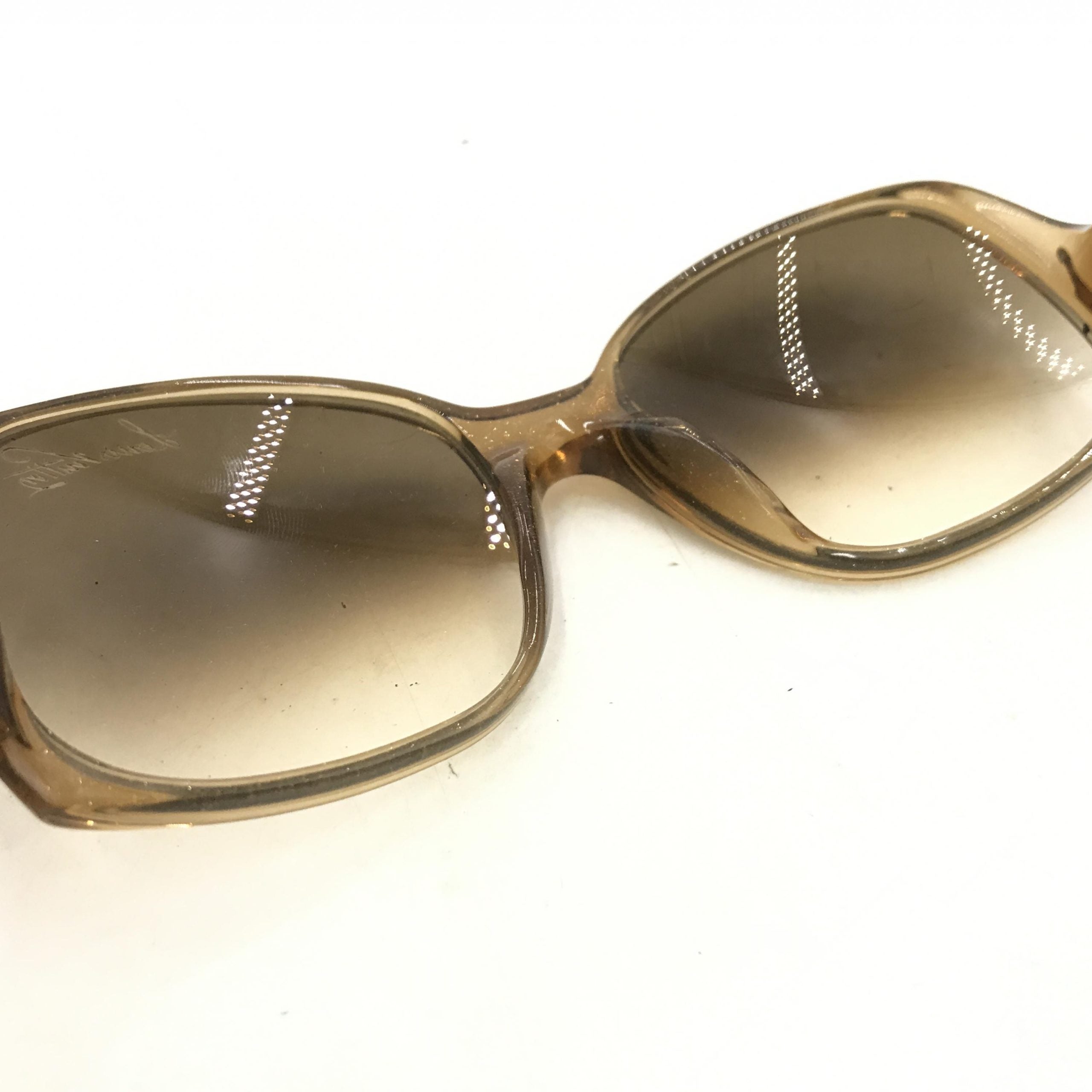 Lunettes de soleil Louis Vuitton en acétate marron à taches, cadre élégant avec verres de protection solaire.