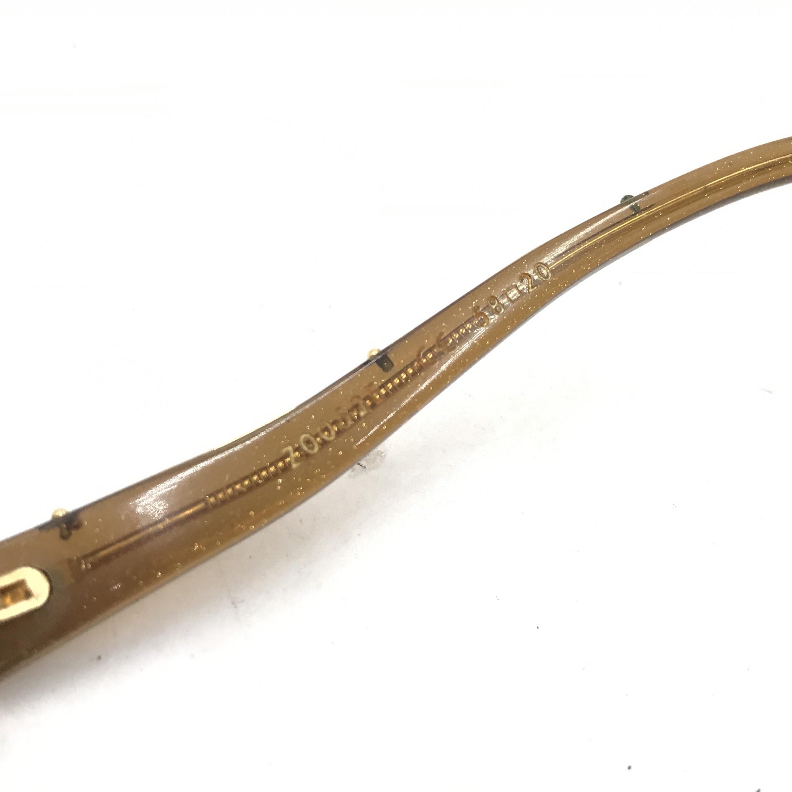 Lunettes de soleil Louis Vuitton avec monture en acétate marron tacheté, design élégant et moderne.