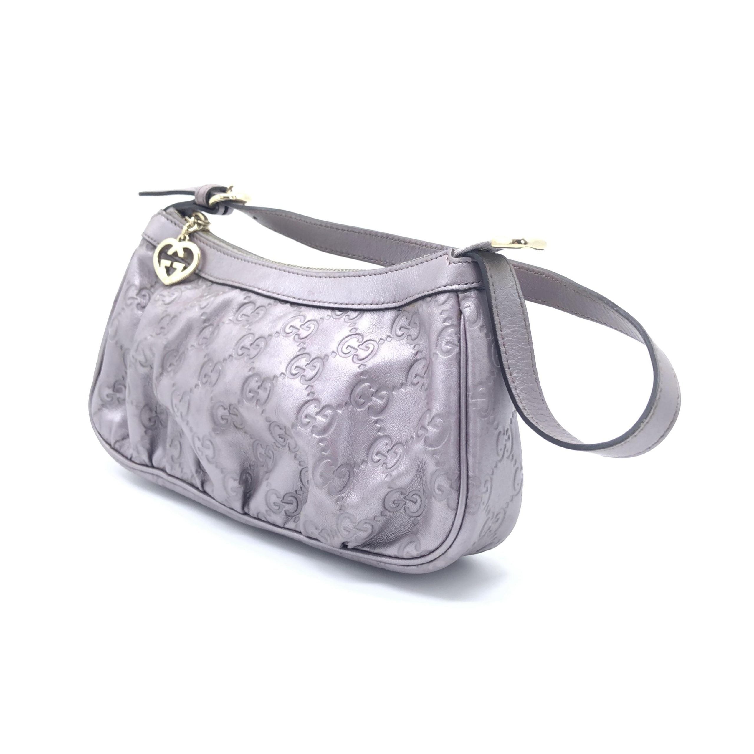 Sac à bandoulière Gucci Guccissima métallique, élégant et sophistiqué, avec finition en cuir à motif emblématique.