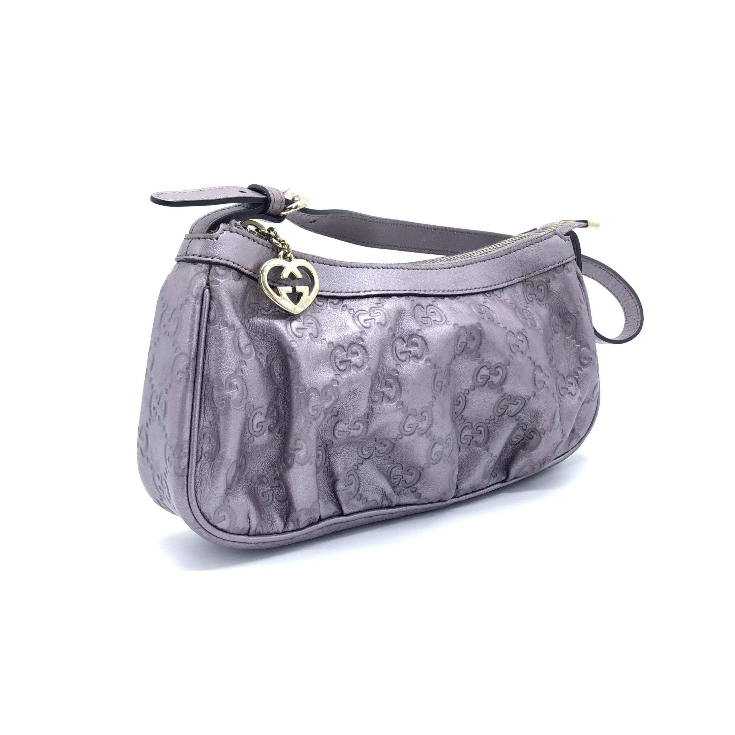 Sac à main Gucci Guccissima métallique pour l'épaule, motif élégant, avec finition brillante et bandoulière ajustable.