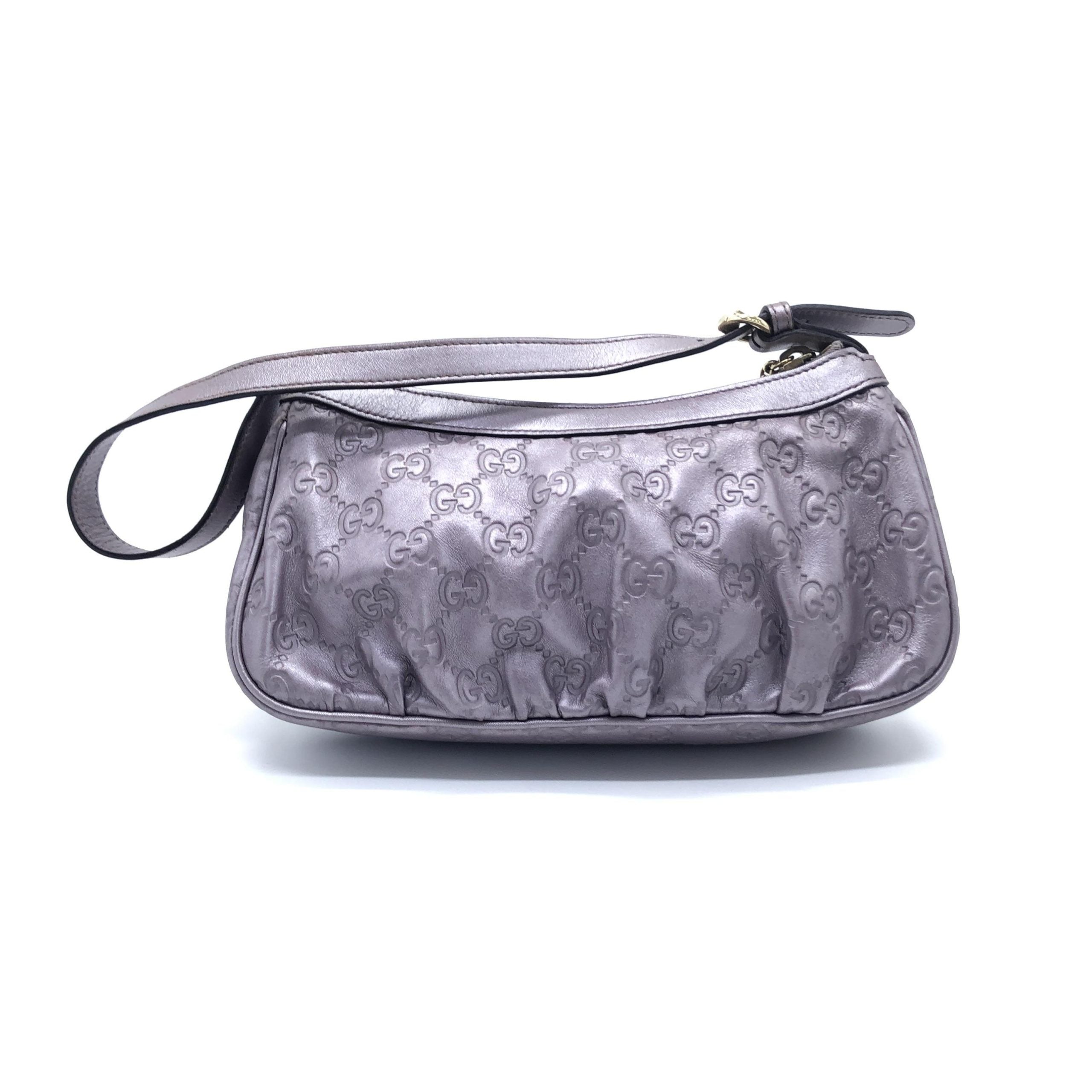Sac à épaules Gucci Metallic Guccissima Lovely en cuir brillant avec motif signature et finition métallique élégante.