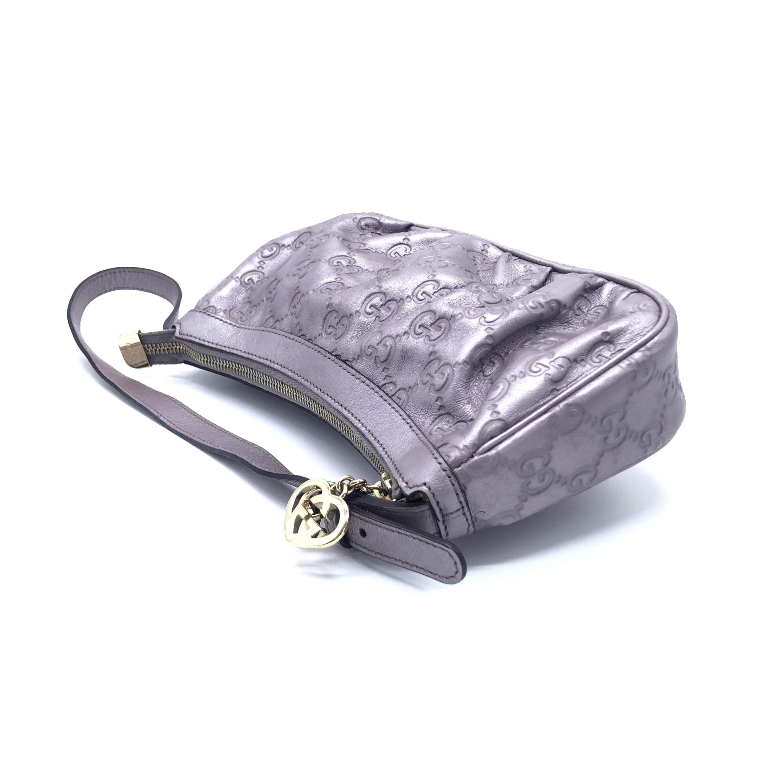 Sac à épaule Gucci Metallic Guccissima Lovely en cuir brillant avec logo embossé, élégant et tendance.