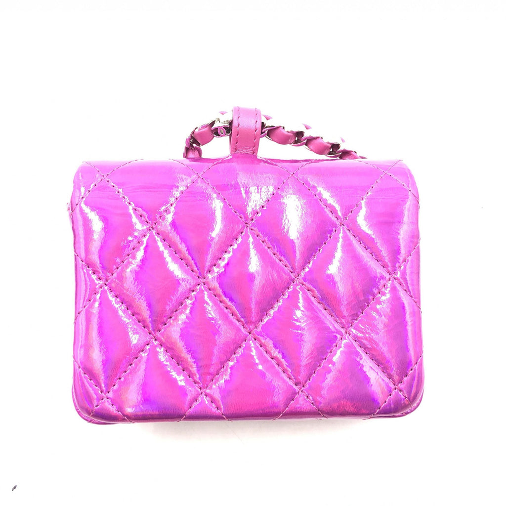 Petite pochette en cuir matelassé rose irisé de Chanel, avec finition élégante et design sophistiqué.