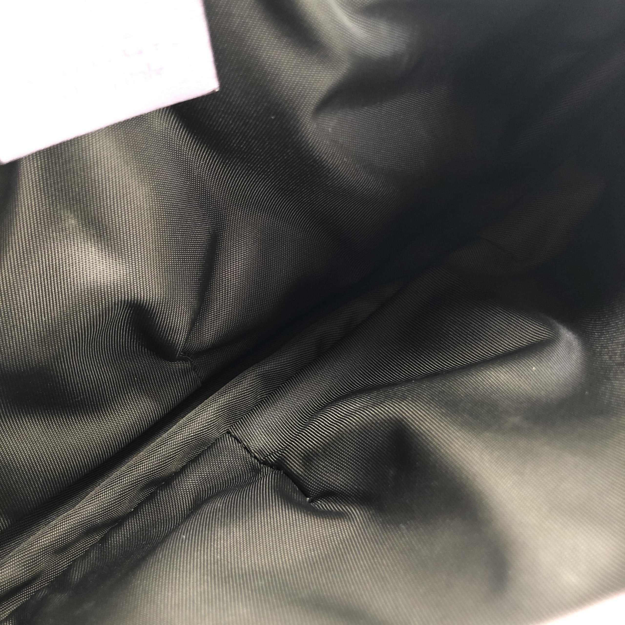 Sac à épaule métallisé Gucci Guccissima, design élégant avec logo emblématique, matelassé et spacieux pour un style sophistiqué.