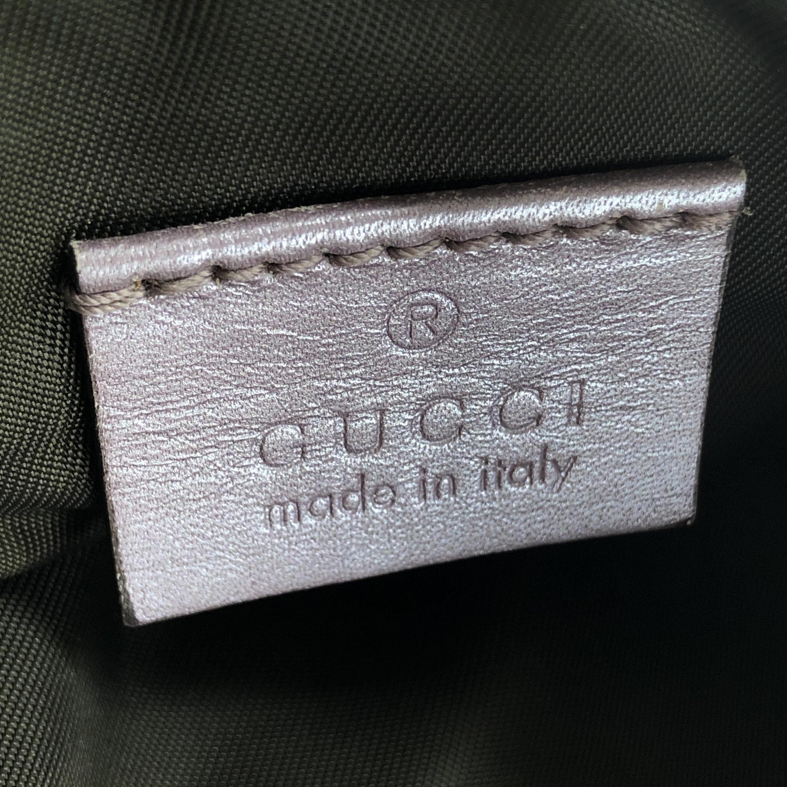 Sac à épaule Gucci Metallic Guccissima Lovely en cuir avec finition métallique, design élégant et motif signature Gucci.
