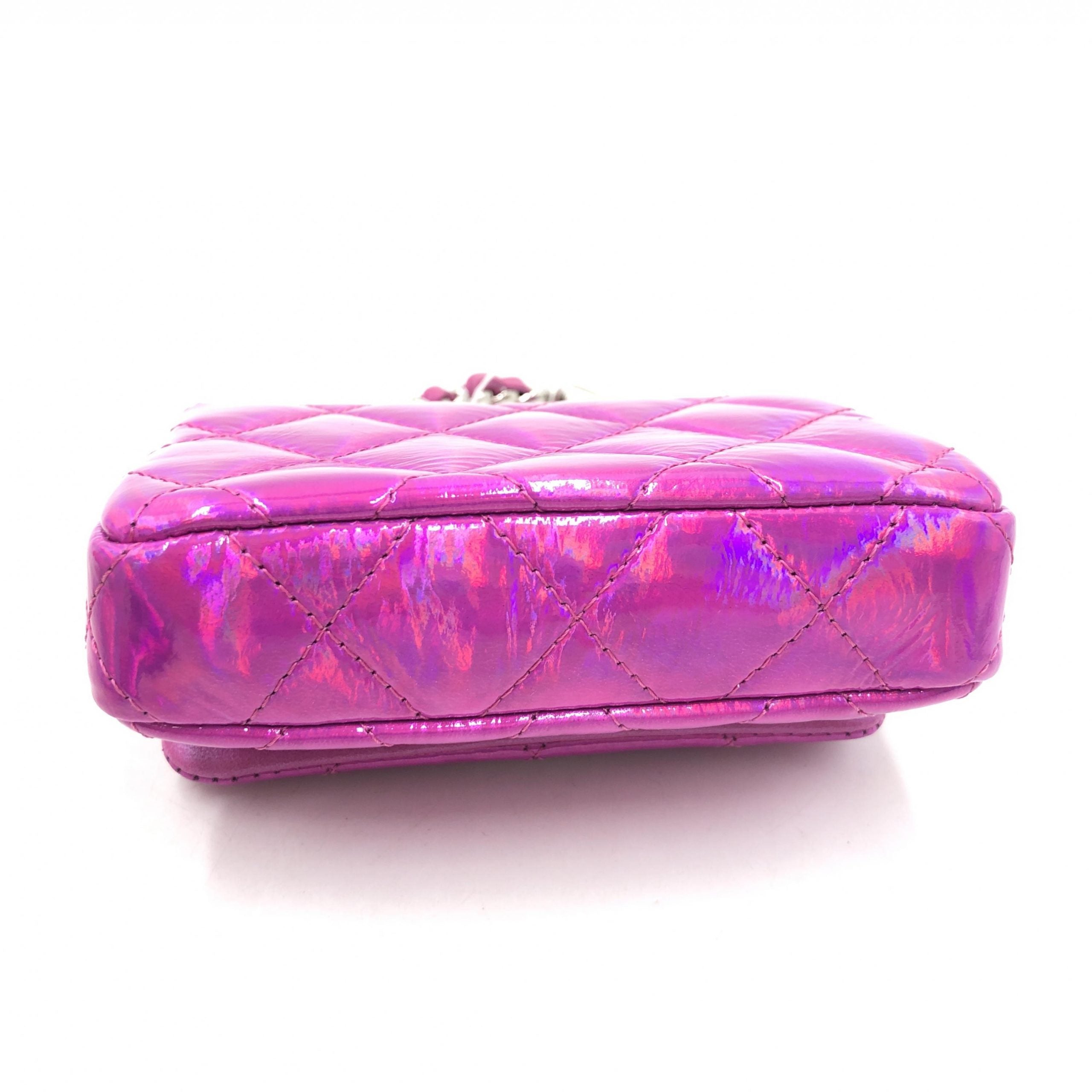 Pochette en cuir matelassé rose irisé de Chanel, design élégant avec finition brillante et fermeture à glissière.