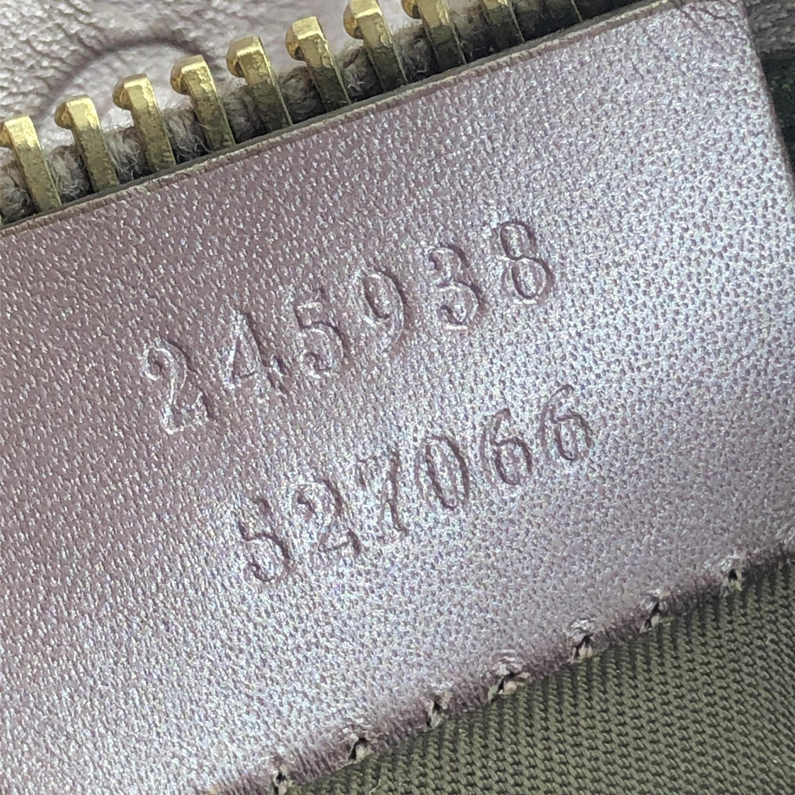 Sac à main Gucci Guccissima métallique pour l'épaule, avec design élégant et détails en cuir brillant.