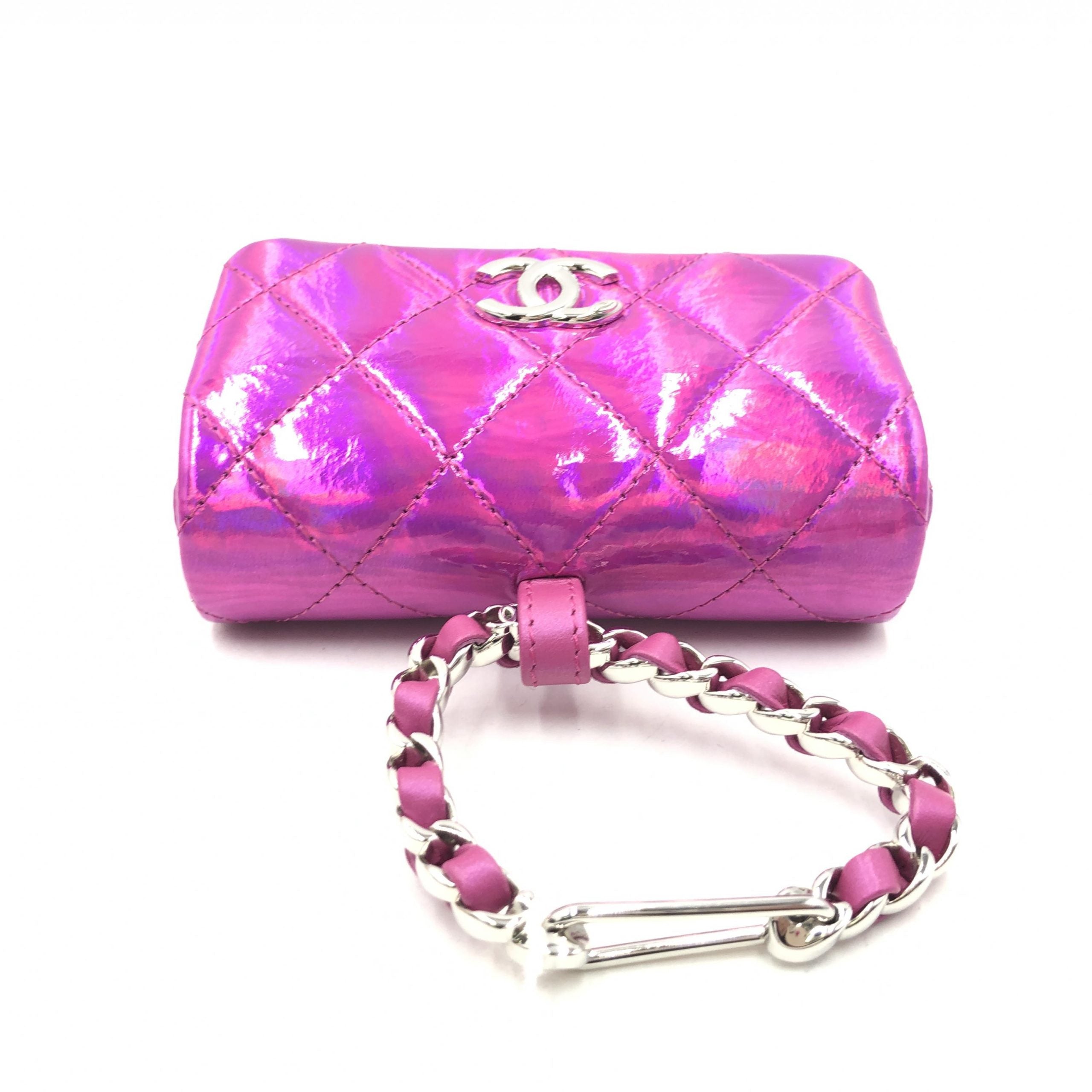 Pochette en cuir matelassé rose iridescent de Chanel, avec design élégant et finition brillante, vue de face.