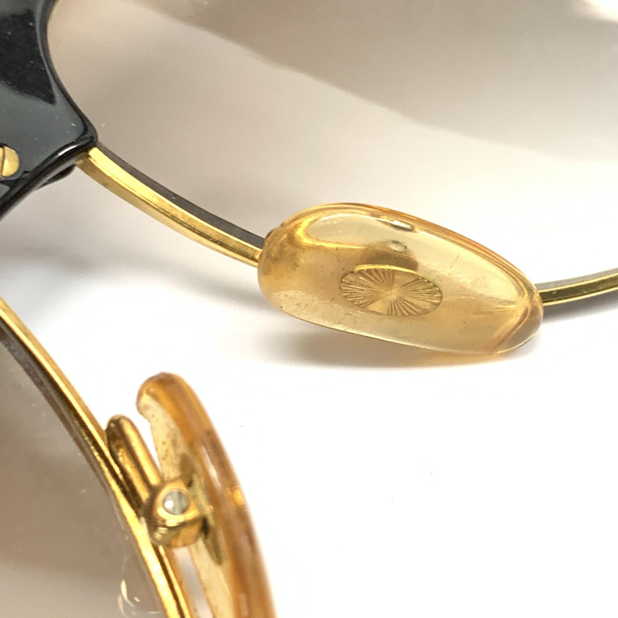Lunettes de sport polarisées Versace Versache avec monture élégante et verres protecteurs, parfaites pour le sport et la conduite.
