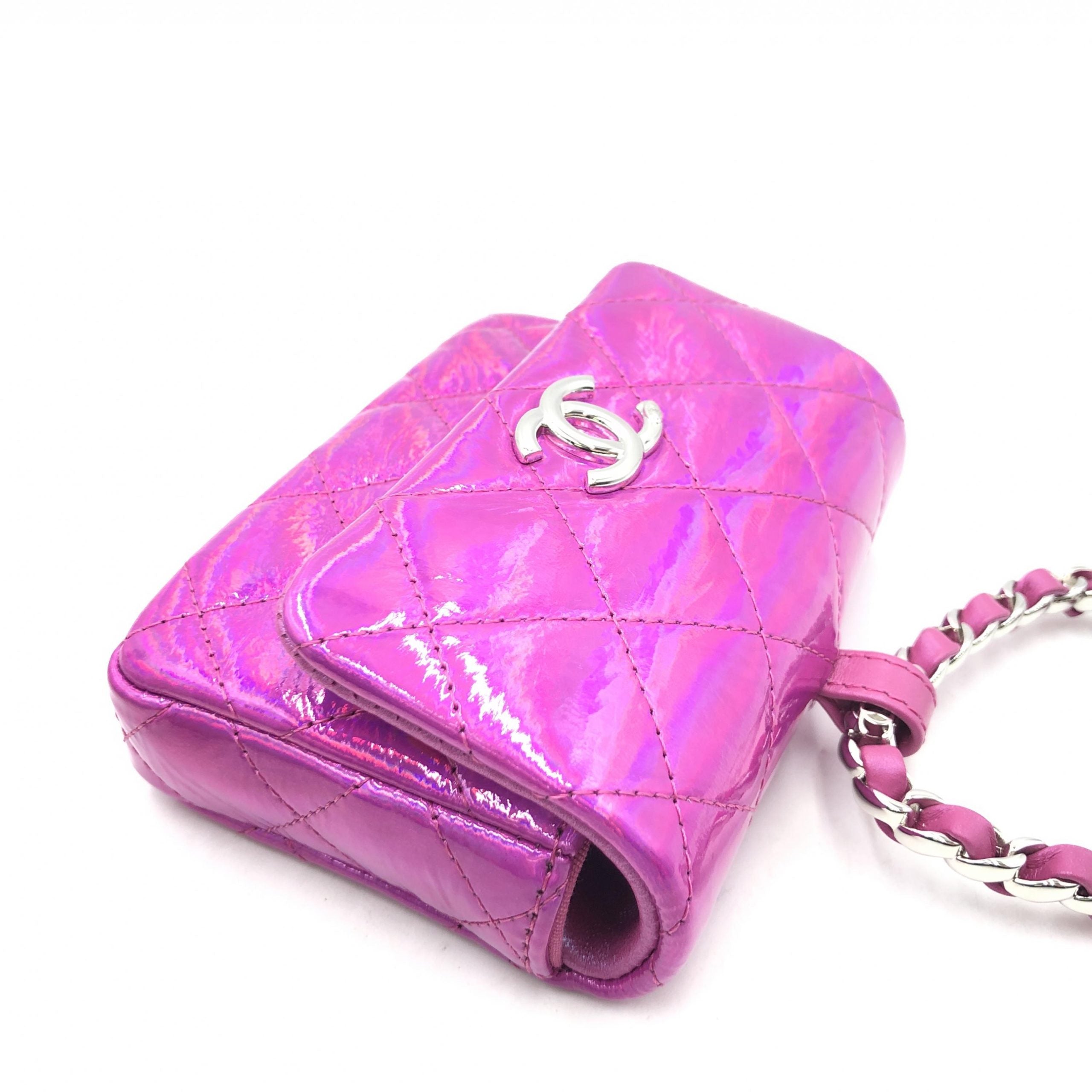 Pochette en cuir matelassé rose iridescent de Chanel, finition élégante avec motif quilté et fermeture métallique.