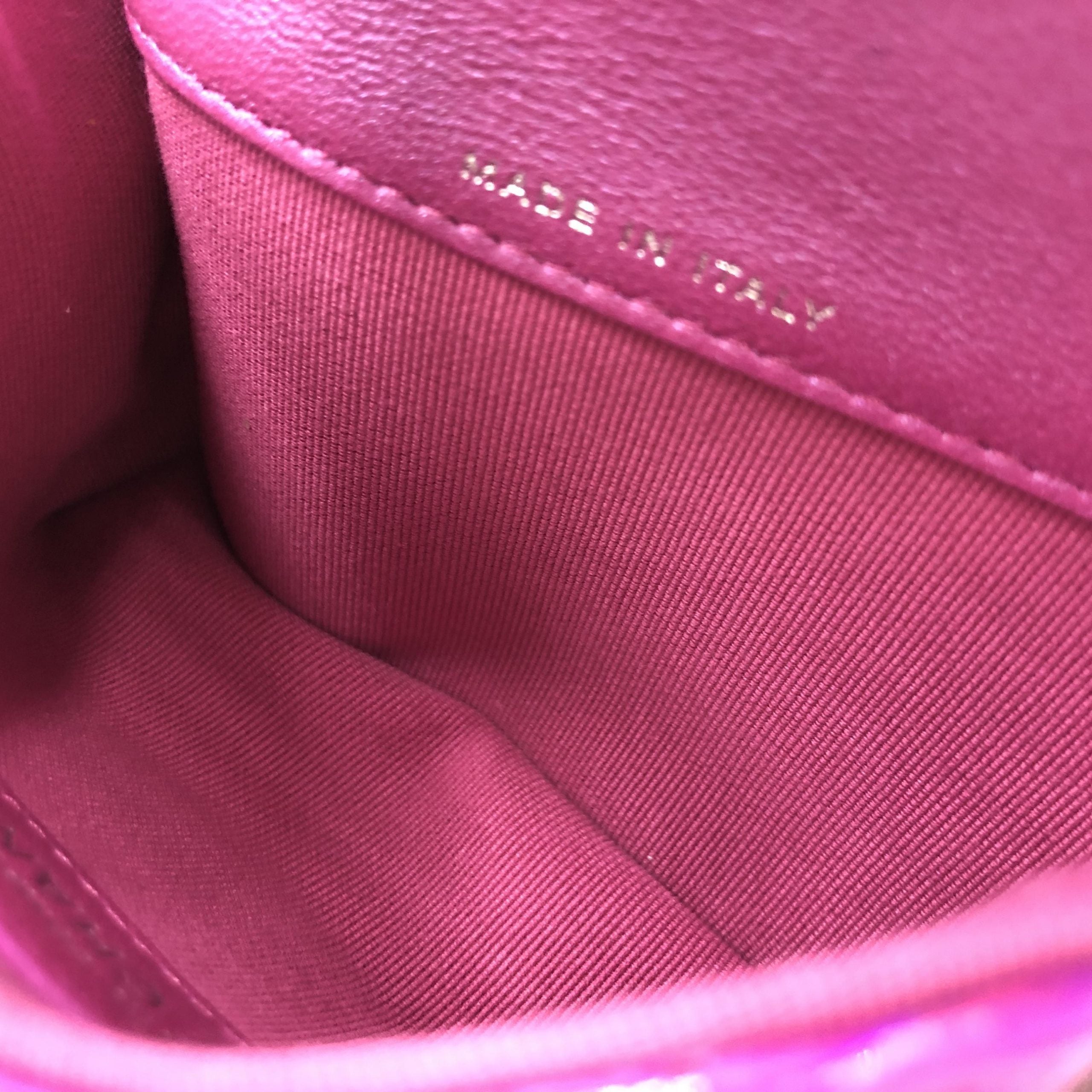 Pochette en cuir matelassé rose iridescent de Chanel, élégante et sophistiquée, avec finition brillante et design quilté.
