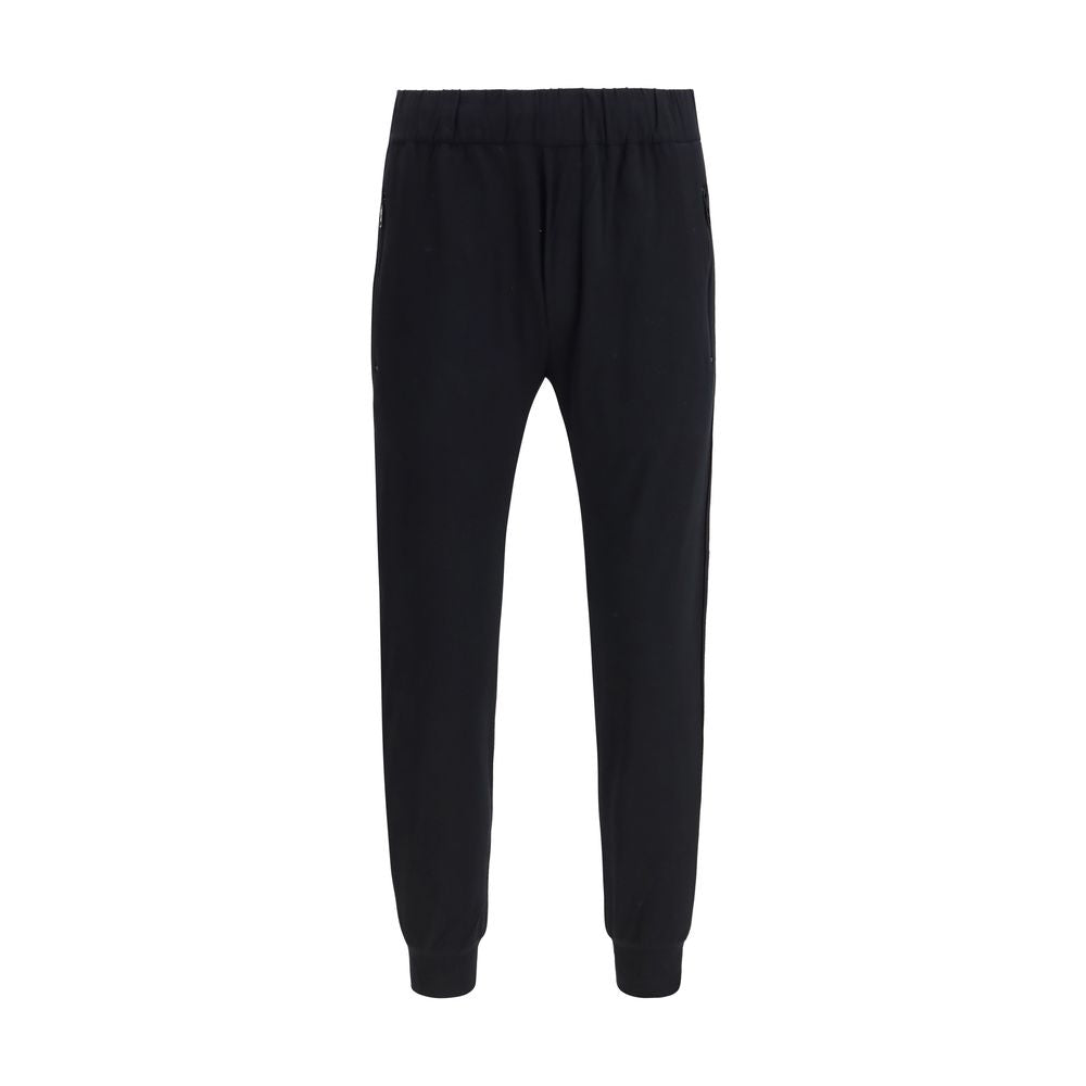 Pantalons de sport en nylon noir Prada pour hommes, coupe décontractée et bande élastique à la taille, vue de face.