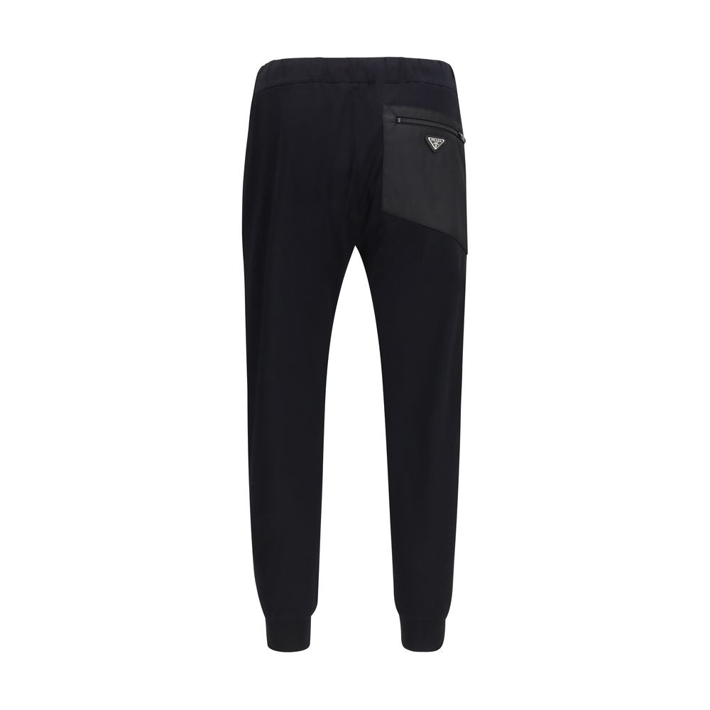 Pantalons de sport en nylon noir Prada pour homme, coupe décontractée et logo Prada visible à la taille.