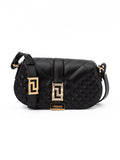 Sac à bandoulière en cuir noir matelassé de Versace, élégant et sophistiqué, avec logo emblématique.