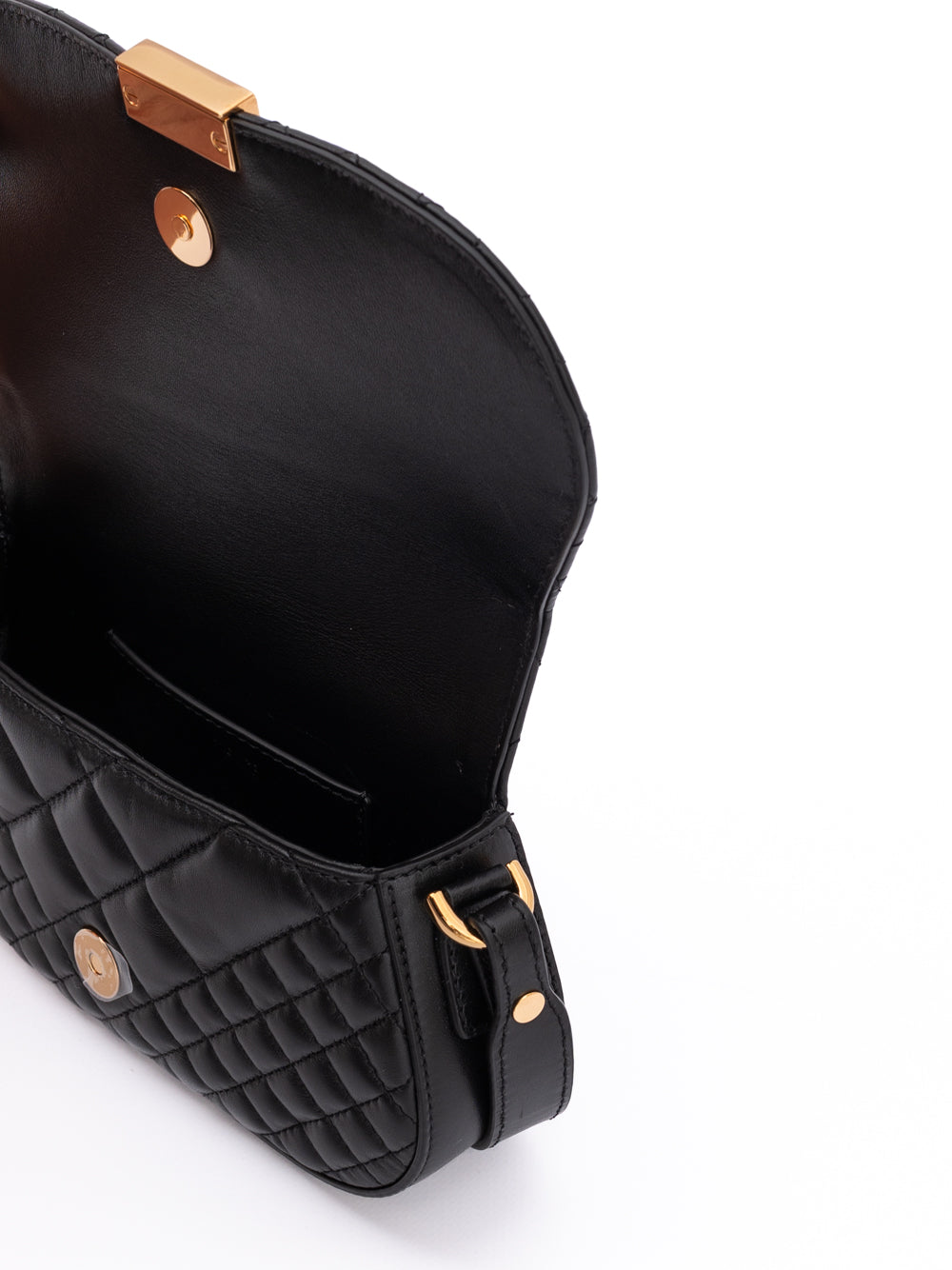Sac à bandoulière en cuir noir matelassé de Versace, avec détails élégants et logo de la marque visible.