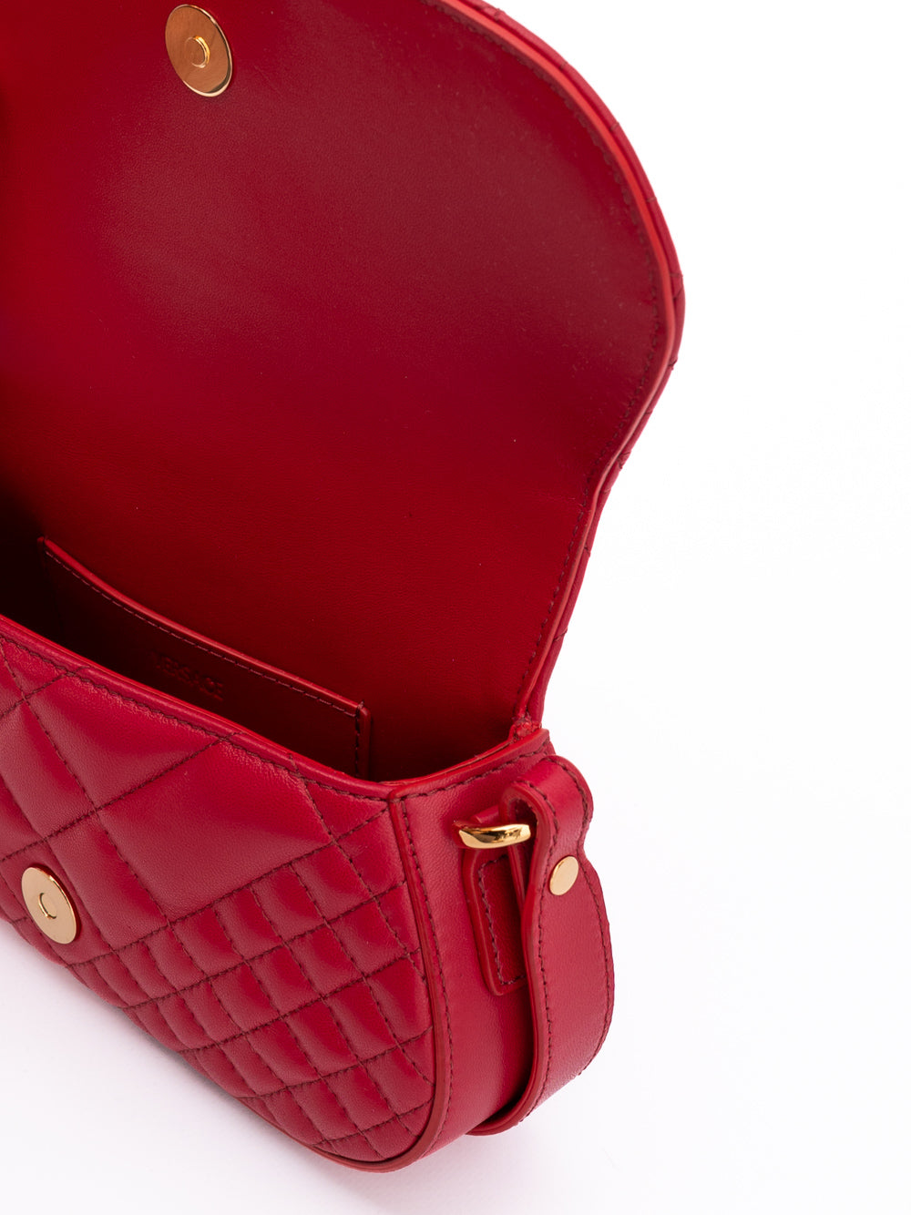 Sac à bandoulière en cuir rouge matelassé Versace, élégant et sophistiqué, avec détails en or et design luxueux visible sur l'image.