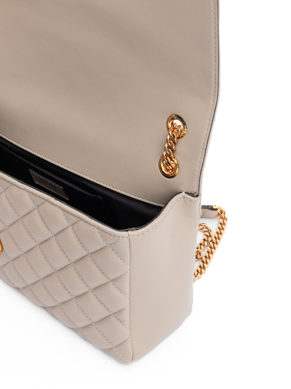 Sac à bandoulière en cuir matelassé taupe de Versace, avec une bandoulière en cuir élégante et détails sophistiqués.