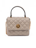 Sac à main en cuir matelassé taupe de Versace, élégant et sophistiqué, avec détails de luxe.