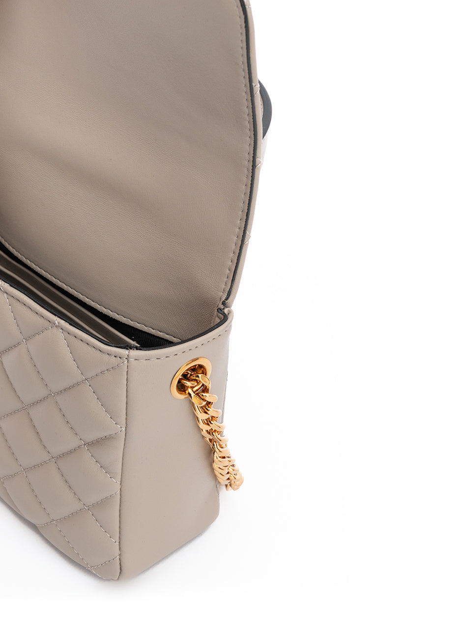 Sac à main en cuir matelacé taupe de Versace, élégant et sophistiqué, avec détails de luxe et finition soignée.