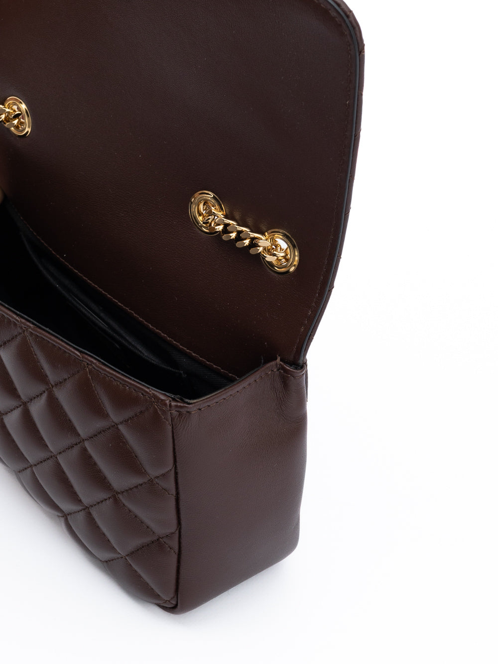 Sac à bandoulière en cuir matelassé brun de Versace, élégant et sophistiqué, avec détails de qualité visible.