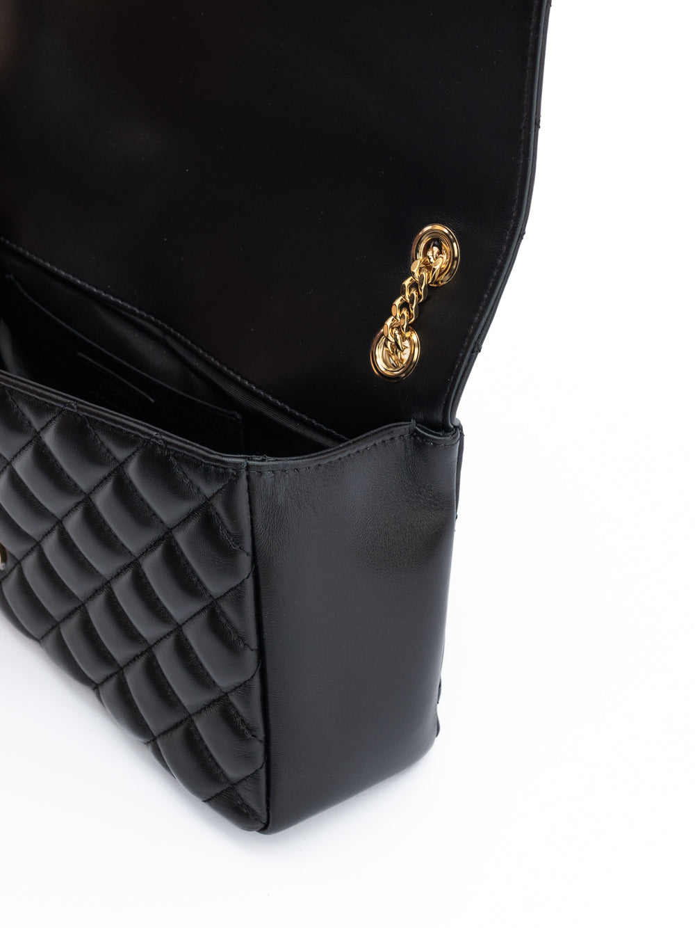 Sac à bandoulière en cuir matelassé noir de Versace, élégant et sophistiqué, avec détails de la marque visible.